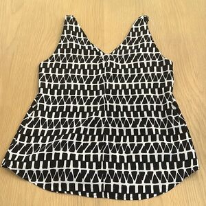 Banana Republic V-Neck Blouse Black and White Geometric; size 8